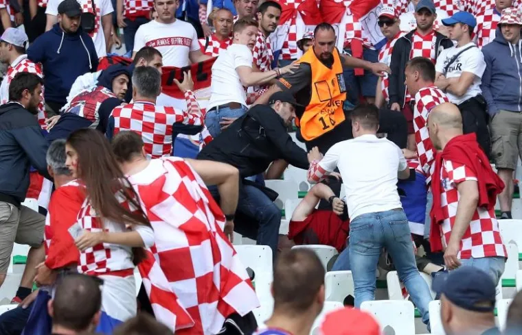 NEREDI NA STADIONU: Pale baklje na teren, navijači se sukobili