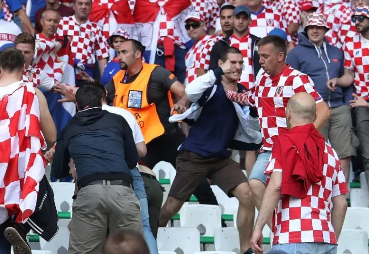 NEREDI NA STADIONU: Pale baklje na teren, navijači se sukobili