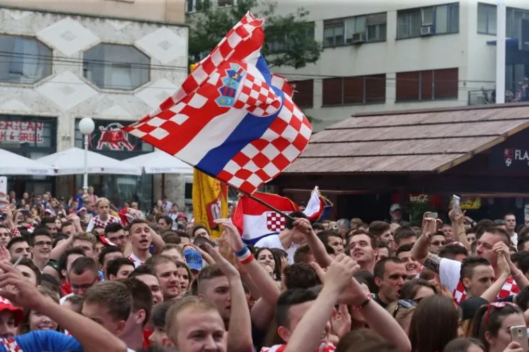 TRG JE PODIVLJAO: Peri&scaron;ićev gol izazvao euforiju među navijačima