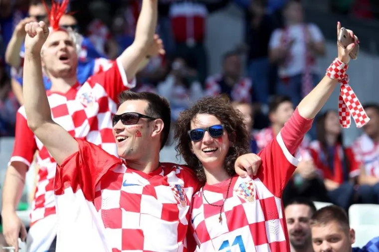 LUDILO NA TRIBINAMA: Pogledajte atmosferu koju su stvorili hrvatski navijači
