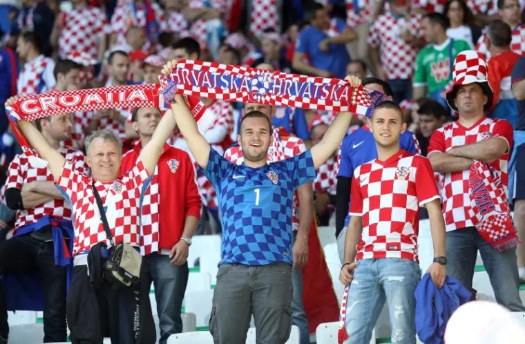 LUDILO NA TRIBINAMA: Pogledajte atmosferu koju su stvorili hrvatski navijači