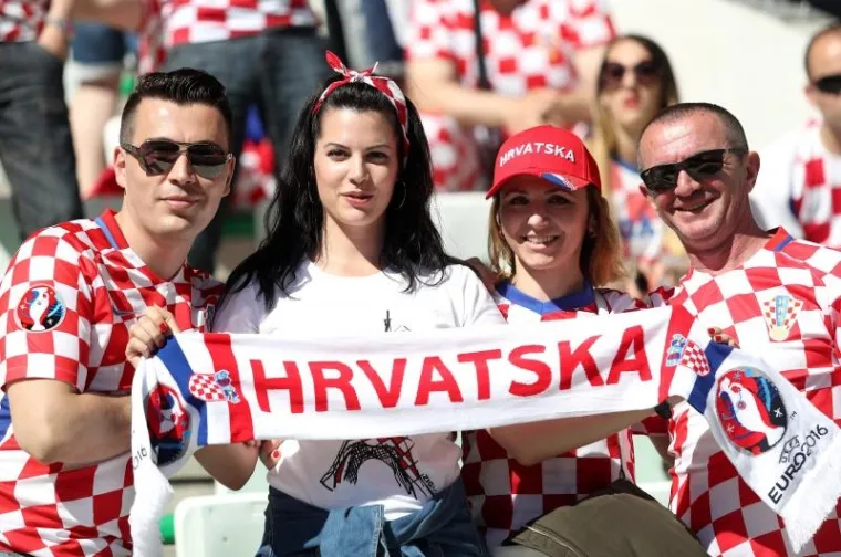 LUDILO NA TRIBINAMA: Pogledajte atmosferu koju su stvorili hrvatski navijači