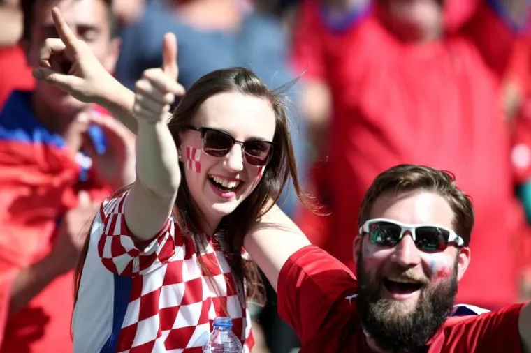 LUDILO NA TRIBINAMA: Pogledajte atmosferu koju su stvorili hrvatski navijači