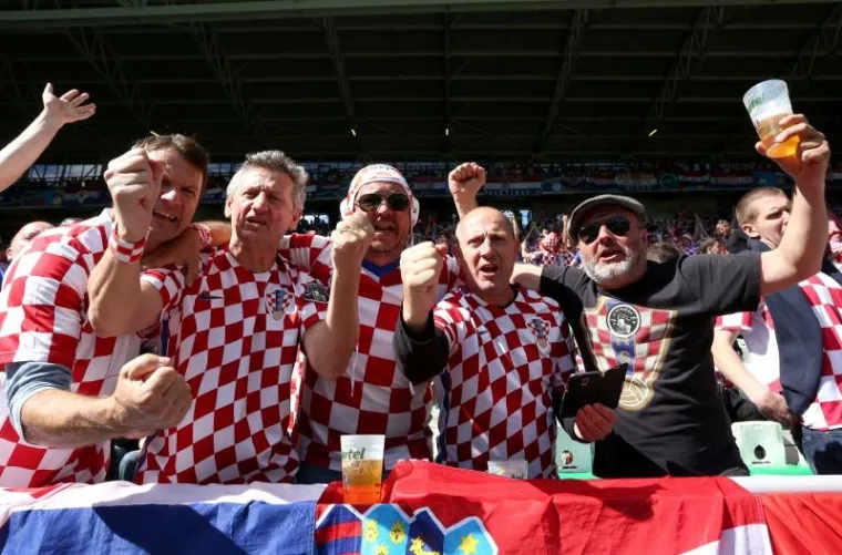 LUDILO NA TRIBINAMA: Pogledajte atmosferu koju su stvorili hrvatski navijači
