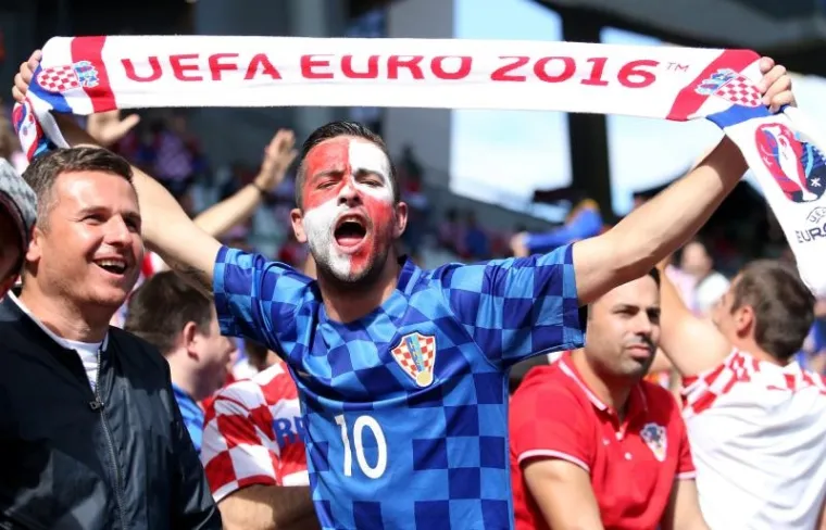 LUDILO NA TRIBINAMA: Pogledajte atmosferu koju su stvorili hrvatski navijači