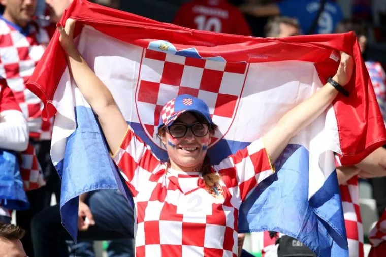 LUDILO NA TRIBINAMA: Pogledajte atmosferu koju su stvorili hrvatski navijači