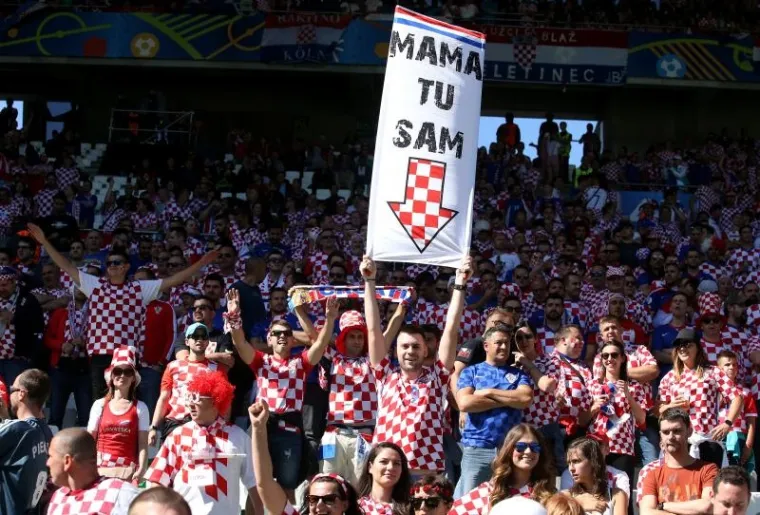 LUDILO NA TRIBINAMA: Pogledajte atmosferu koju su stvorili hrvatski navijači