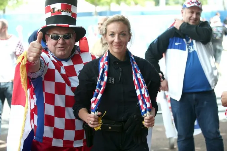 Hrvatski navijači su se počeli okupljati ispred stadiona Geoffroy-Guichard na kojem će se odigrati utakmica između Hrvatske i Če&scaron;ke. Jednu su policajku obukli u hrvatski &scaron;al i kapu.