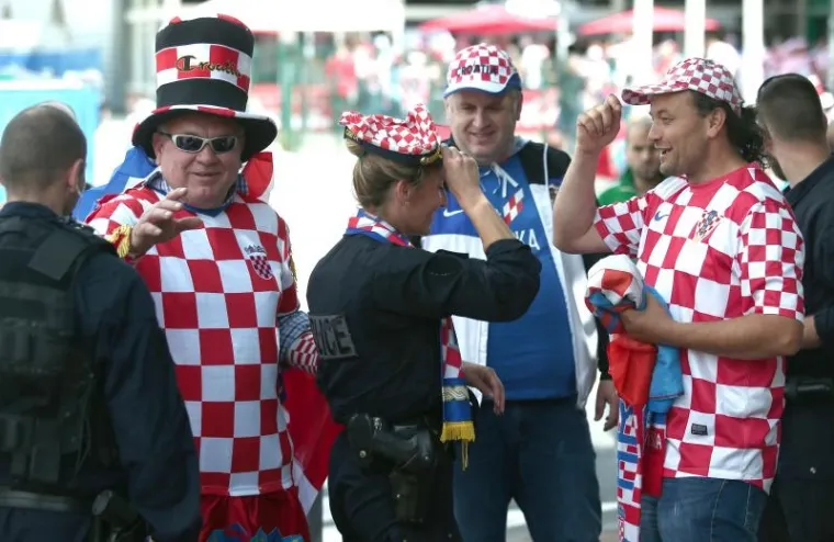 PRAVI PRIMJER: I hrvatski navijači upoznali francusku policiju, ali na sasvim drugačiji način