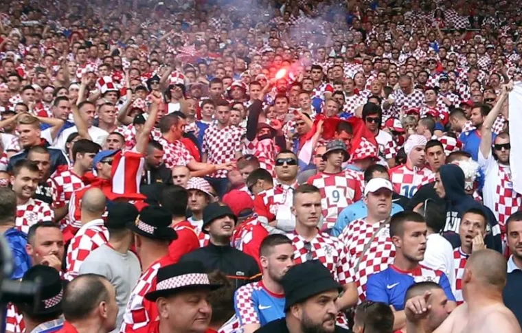 Trenutak kad maskirani huligan baca baklju na teren