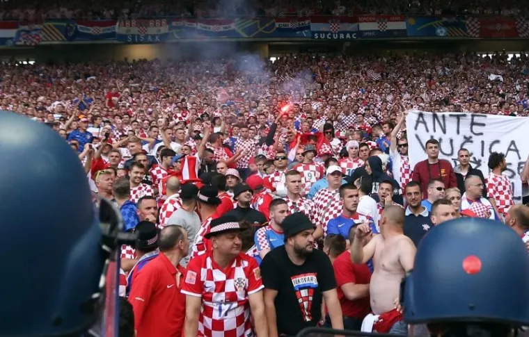 Trenutak kad maskirani huligan baca baklju na teren