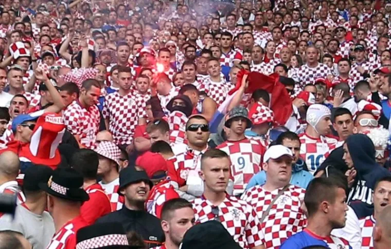 Trenutak kad maskirani huligan baca baklju na teren