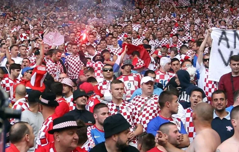 Trenutak kad maskirani huligan baca baklju na teren