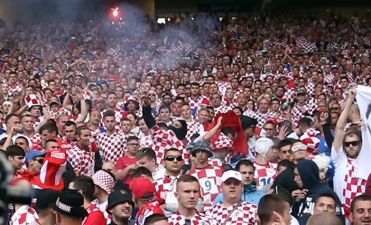 Trenutak kad maskirani huligan baca baklju na teren