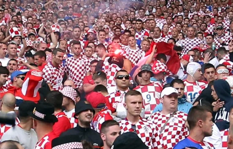 Trenutak kad maskirani huligan baca baklju na teren