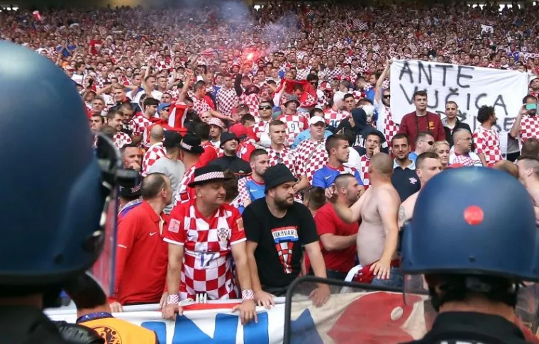 S tribina na kojima su bili hrvatski navijači na teren su bačene baklje, nakon čega je izbila i tučnjava među dijelom gledatelja.