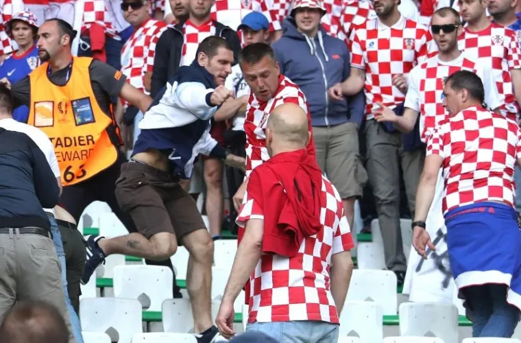 S tribina na kojima su bili hrvatski navijači na teren su bačene baklje, nakon čega je izbila i tučnjava među dijelom gledatelja.