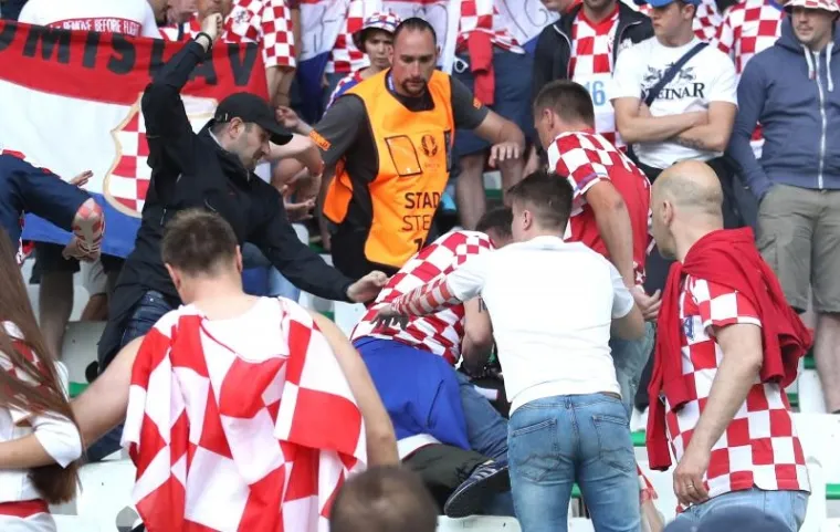 Krupni kadrovi tučnjave hrvatskih navijača na utakmici Češka-Hrvatska