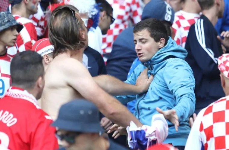 Krupni kadrovi tučnjave hrvatskih navijača na utakmici Češka-Hrvatska