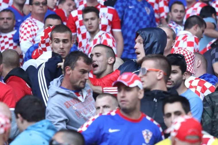 Krupni kadrovi tučnjave hrvatskih navijača na utakmici Češka-Hrvatska