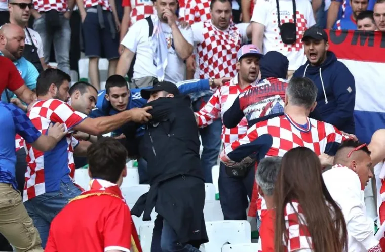 Krupni kadrovi tučnjave hrvatskih navijača na utakmici Češka-Hrvatska
