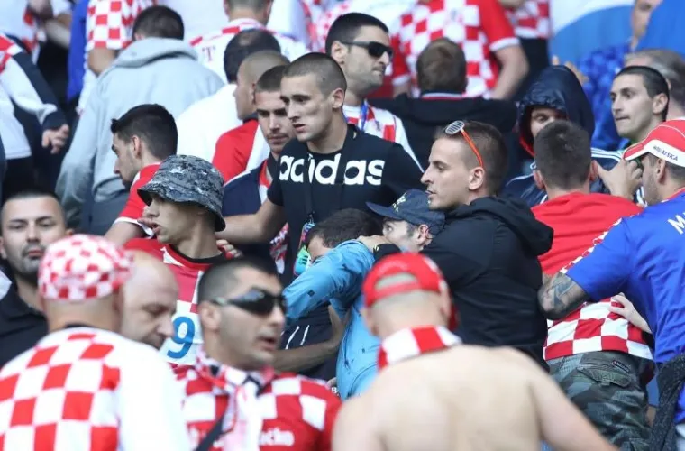 Krupni kadrovi tučnjave hrvatskih navijača na utakmici Češka-Hrvatska