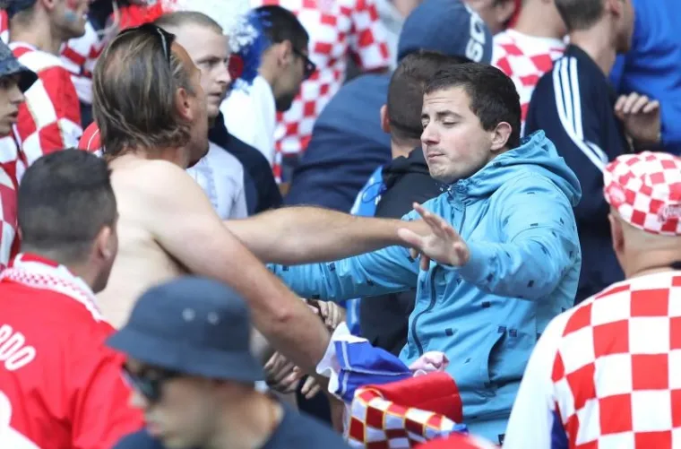 Krupni kadrovi tučnjave hrvatskih navijača na utakmici Češka-Hrvatska
