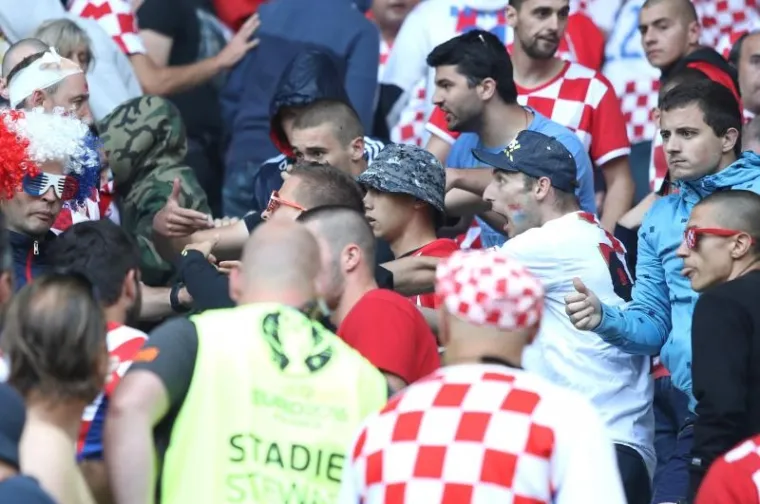 Krupni kadrovi tučnjave hrvatskih navijača na utakmici Če&scaron;ka-Hrvatska