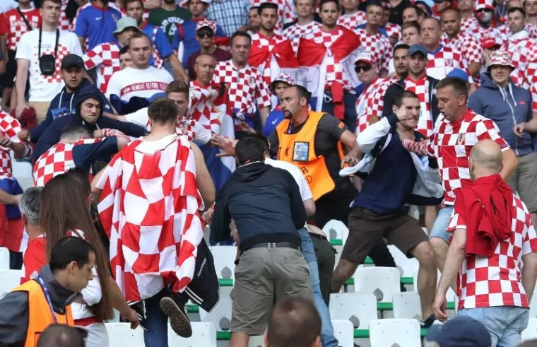 Krupni kadrovi tučnjave hrvatskih navijača na utakmici Če&scaron;ka-Hrvatska