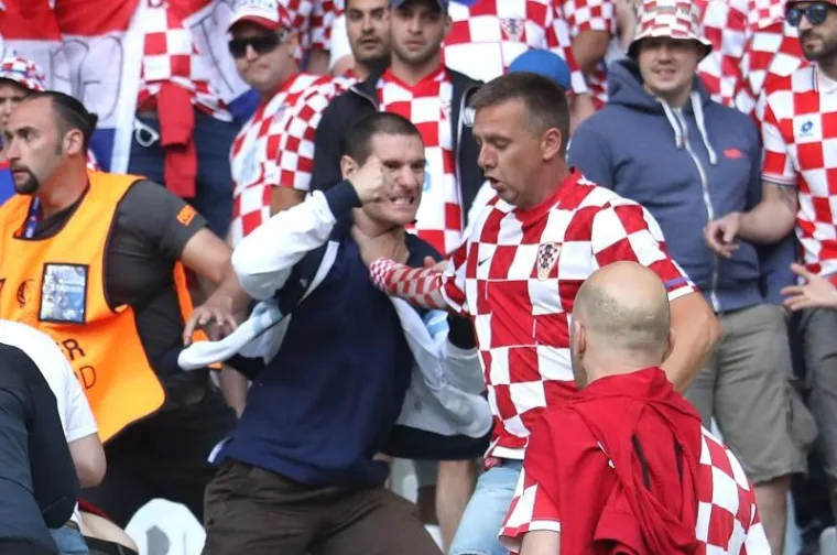 Krupni kadrovi tučnjave hrvatskih navijača na utakmici Če&scaron;ka-Hrvatska