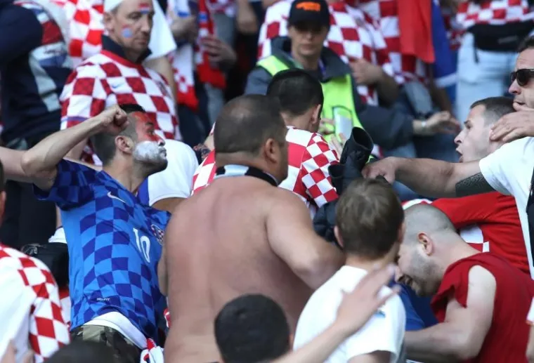 Krupni kadrovi tučnjave hrvatskih navijača na utakmici Če&scaron;ka-Hrvatska