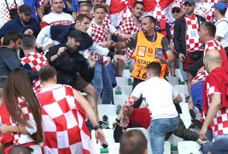 Krupni kadrovi tučnjave hrvatskih navijača na utakmici Če&scaron;ka-Hrvatska