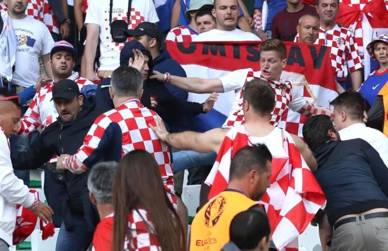 Krupni kadrovi tučnjave hrvatskih navijača na utakmici Če&scaron;ka-Hrvatska