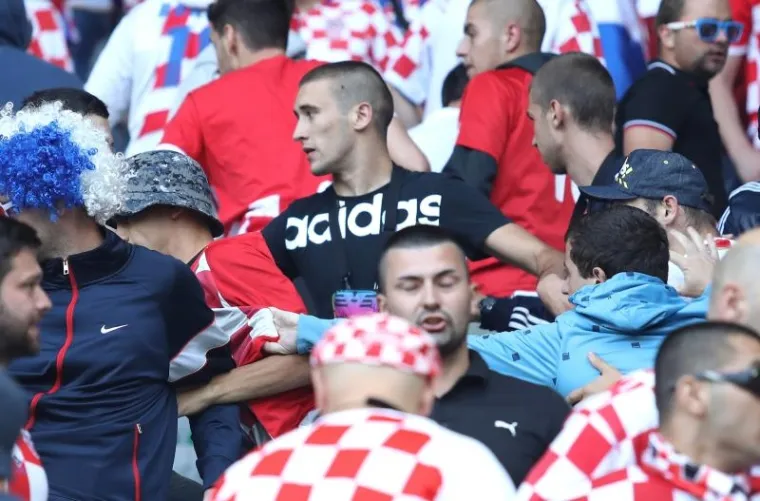 Krupni kadrovi tučnjave hrvatskih navijača na utakmici Če&scaron;ka-Hrvatska