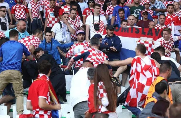Krupni kadrovi tučnjave hrvatskih navijača na utakmici Če&scaron;ka-Hrvatska
