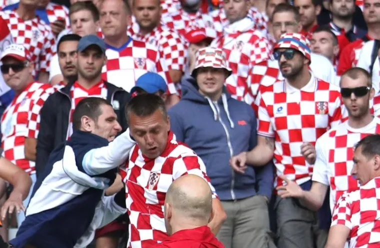 Krupni kadrovi tučnjave hrvatskih navijača na utakmici Če&scaron;ka-Hrvatska