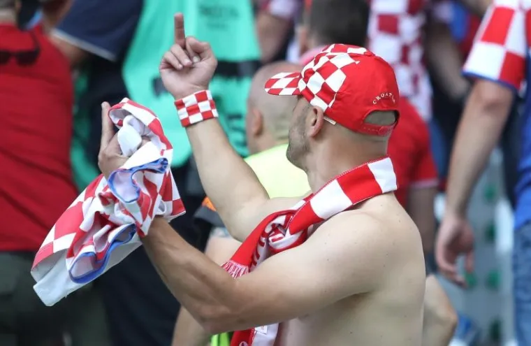 Krupni kadrovi tučnjave hrvatskih navijača na utakmici Če&scaron;ka-Hrvatska