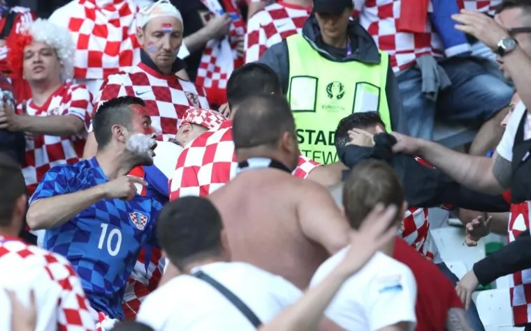 Krupni kadrovi tučnjave hrvatskih navijača na utakmici Če&scaron;ka-Hrvatska
