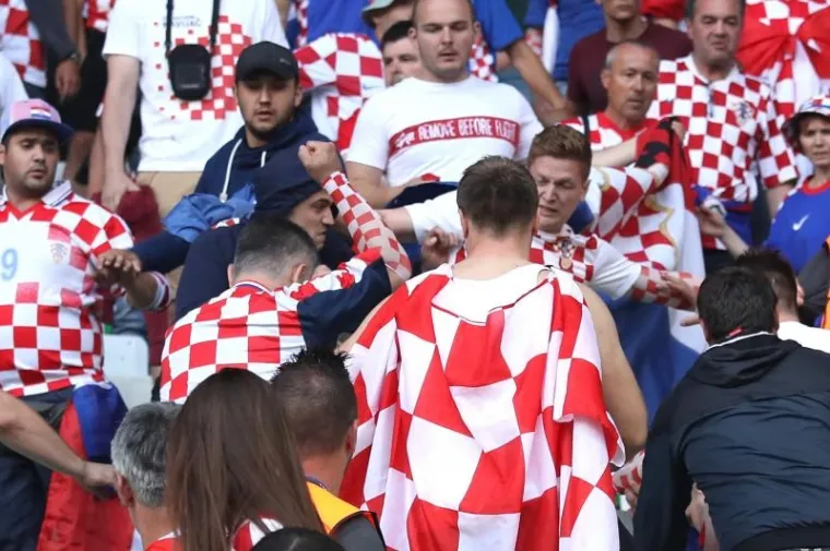 Krupni kadrovi tučnjave hrvatskih navijača na utakmici Če&scaron;ka-Hrvatska