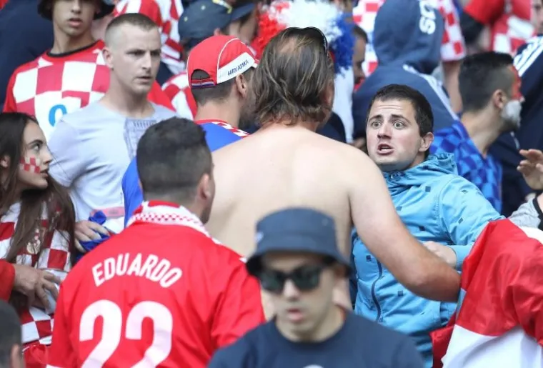 Krupni kadrovi tučnjave hrvatskih navijača na utakmici Če&scaron;ka-Hrvatska