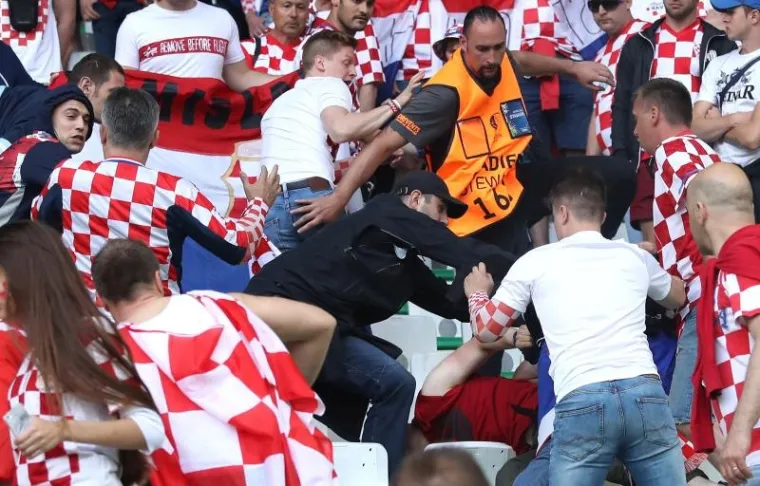 Krupni kadrovi tučnjave hrvatskih navijača na utakmici Če&scaron;ka-Hrvatska