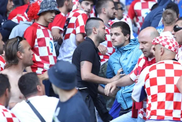 Krupni kadrovi tučnjave hrvatskih navijača na utakmici Če&scaron;ka-Hrvatska