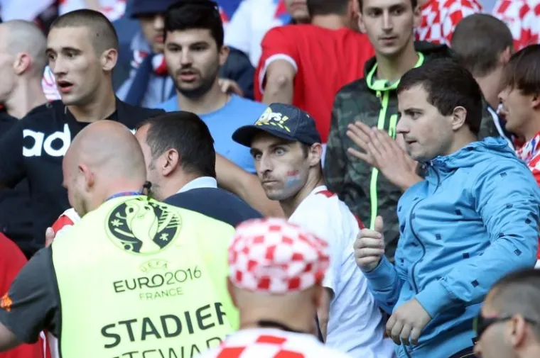 Krupni kadrovi tučnjave hrvatskih navijača na utakmici Če&scaron;ka-Hrvatska