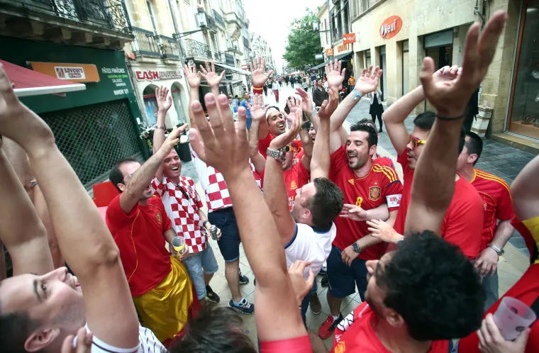 Hrvatski i &scaron;panjolski navijači vesele se na ulicama 'bisera Akvitanije'
