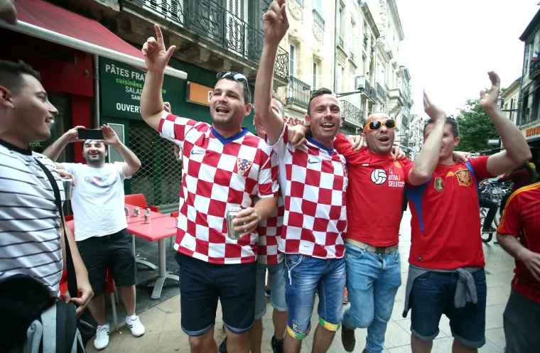 Hrvatski i &scaron;panjolski navijači vesele se na ulicama 'bisera Akvitanije'
