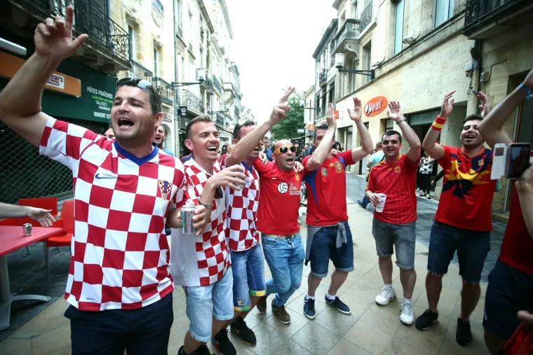 Hrvatski i &scaron;panjolski navijači vesele se na ulicama 'bisera Akvitanije'