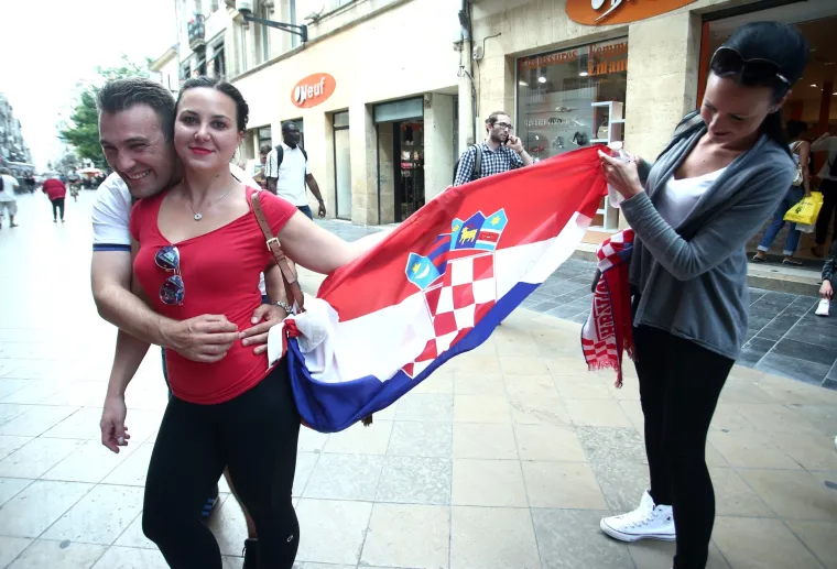 Hrvatski i &scaron;panjolski navijači vesele se na ulicama 'bisera Akvitanije'