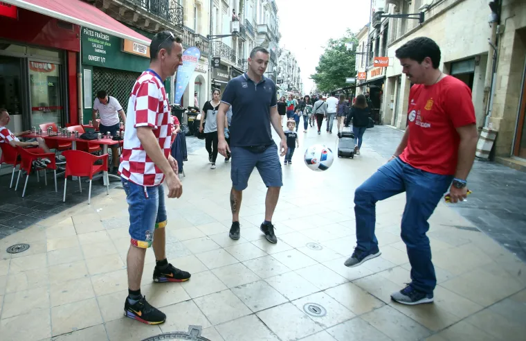 Hrvatski i &scaron;panjolski navijači vesele se na ulicama 'bisera Akvitanije'