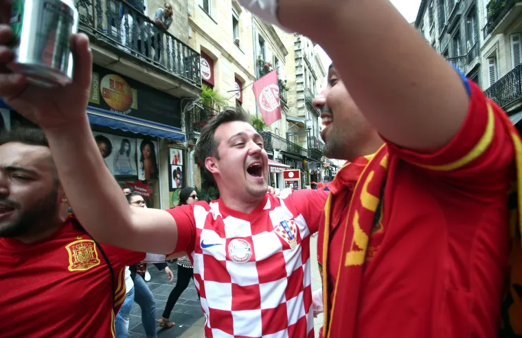 Hrvatski i &scaron;panjolski navijači vesele se na ulicama 'bisera Akvitanije'