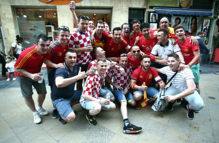 Hrvatski i &scaron;panjolski navijači vesele se na ulicama 'bisera Akvitanije'